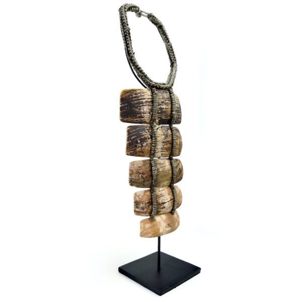Collier papou en lamelles de coquillage sur base tressée sur socle (3/4)