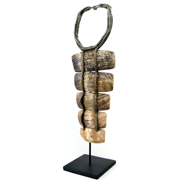 Collier papou en lamelles de coquillage sur base tressée sur socle (3/4)
