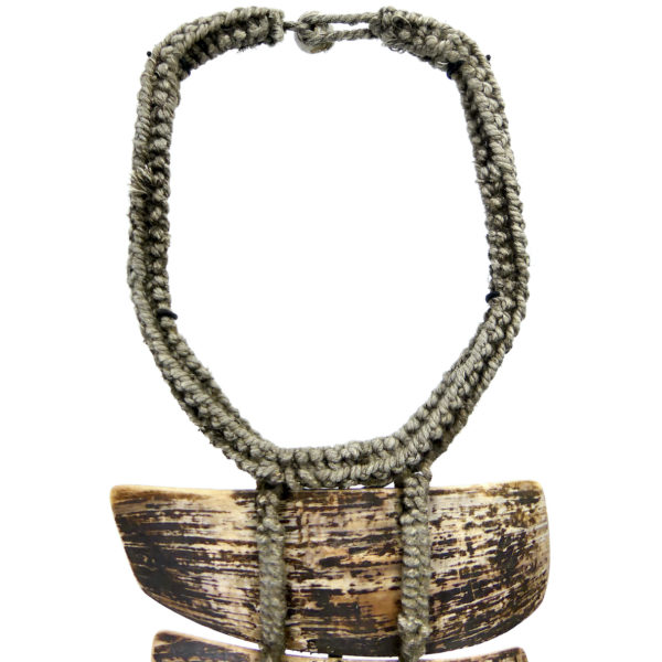 Collier papou en lamelles de coquillage sur base tressée sur socle (détail)