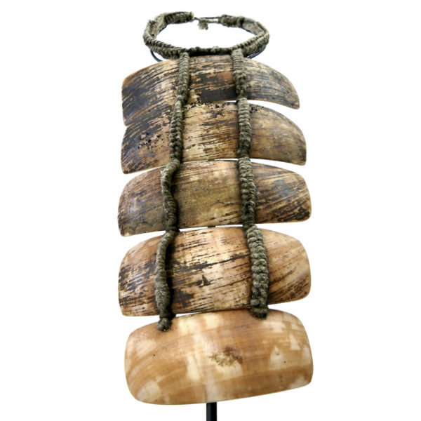 Collier papou en lamelles de coquillage sur base tressée sur socle (dessous)