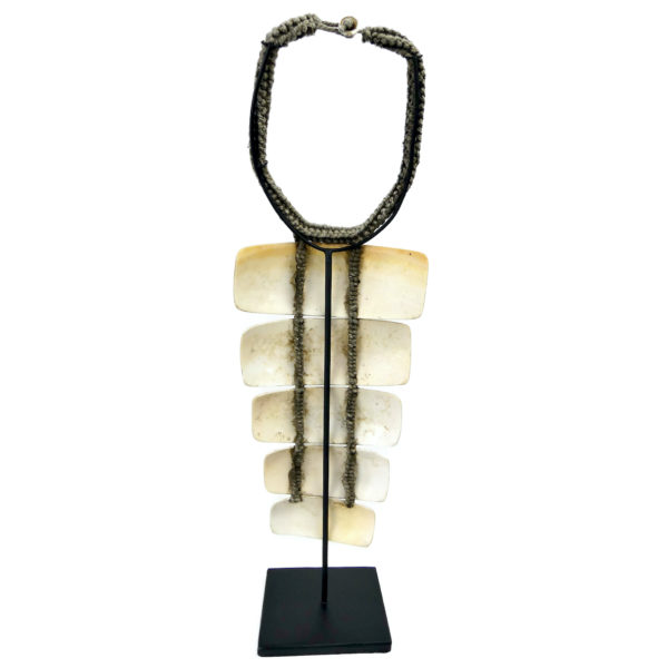 Collier papou en lamelles de coquillage sur base tressée sur socle (dos)