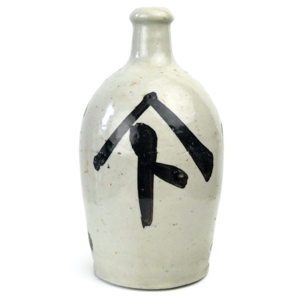 Tokkuri bouteille de saké artisanale ancienne en céramique et calligraphies (face)