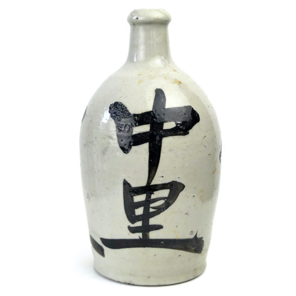 Tokkuri bouteille de saké artisanale ancienne en céramique et calligraphies (face)