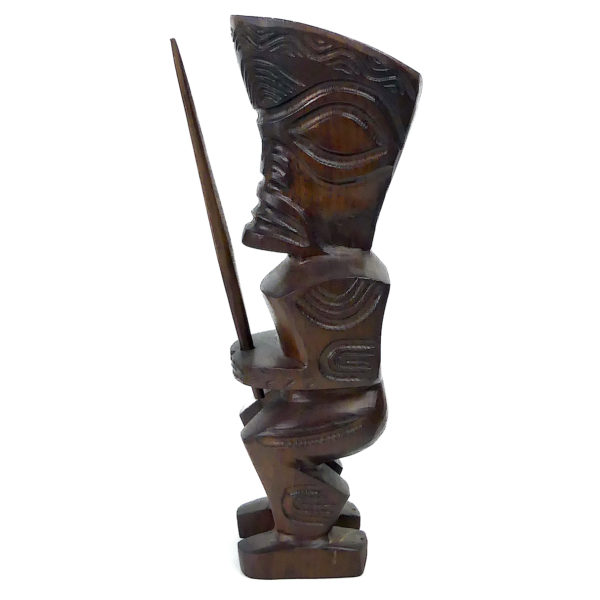 Tiki tahitien couronné avec lance en bois de rose Souvenir Tahiti (profil)