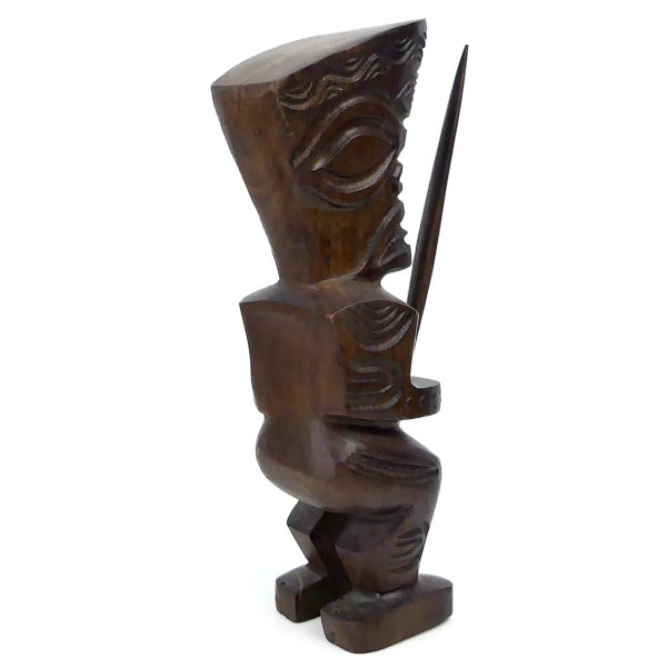 Tiki tahitien couronné avec lance en bois de rose Souvenir Tahiti (3/4 dos)