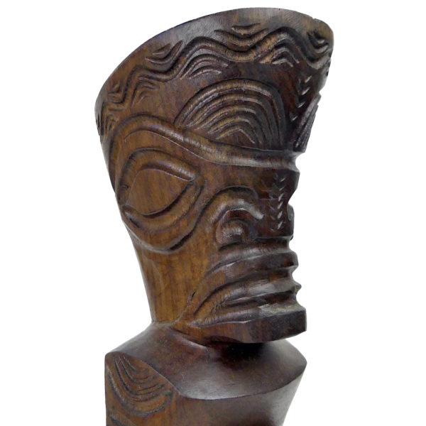 Tiki tahitien couronné avec lance en bois de rose Souvenir Tahiti (détail)