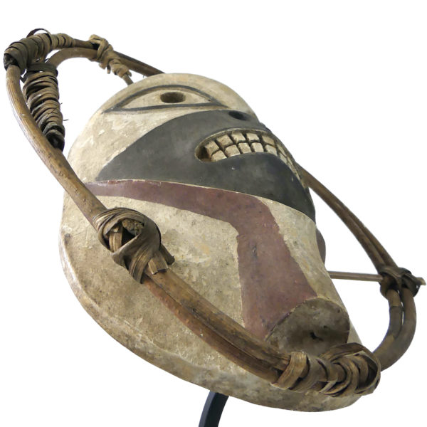 Masque céphalomorphe esprit masqué sur pied Artefact style Yupik (dessous 3/4)