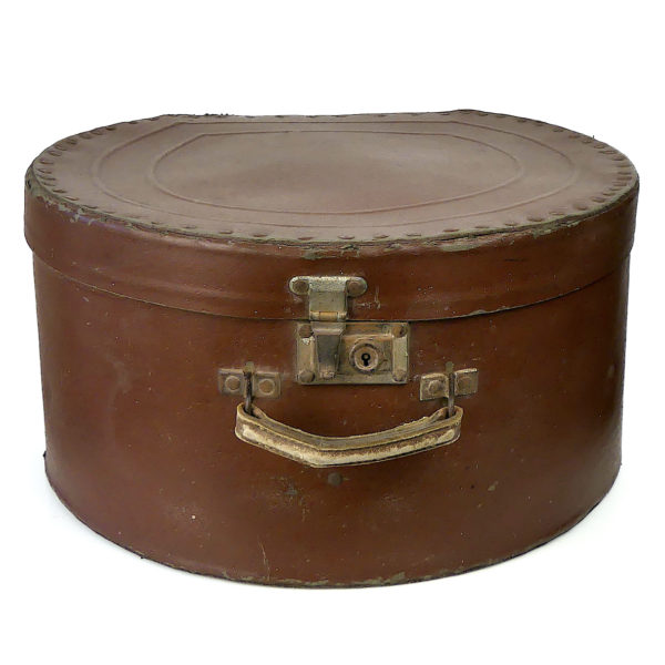 Casque colonial plat ancien salacot léger blanc et vert dans sa boîte à chapeau (face)
