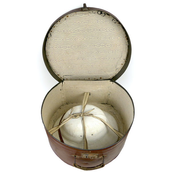 Casque colonial plat ancien salacot léger blanc et vert dans sa boîte à chapeau (ouvert)