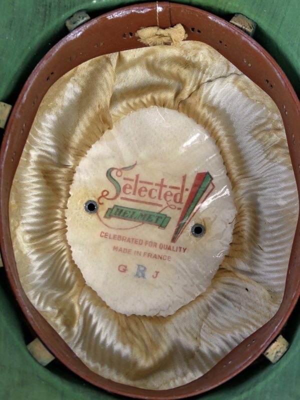 Casque colonial plat ancien salacot léger blanc et vert dans sa boîte à chapeau (dessous)