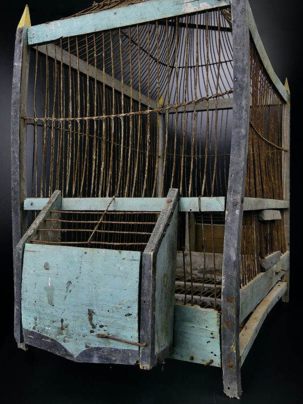 Grande cage à oiseaux ancienne fabriquée à la main en bois et fer (détail)