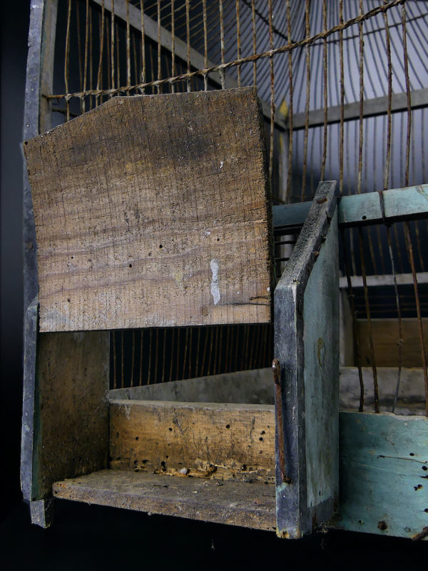 Grande cage à oiseaux ancienne fabriquée à la main en bois et fer (détail)