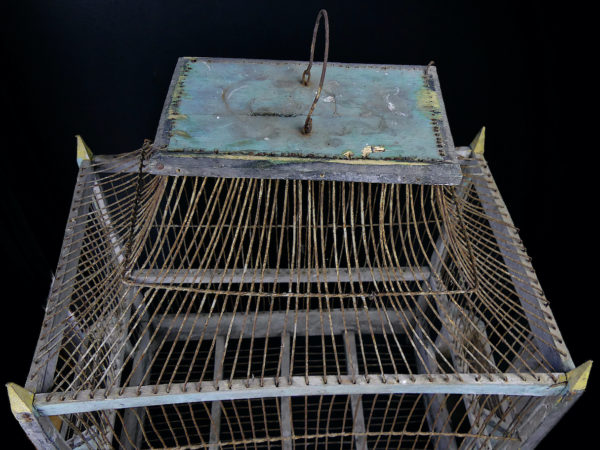 Grande cage à oiseaux ancienne fabriquée à la main en bois et fer (détail)