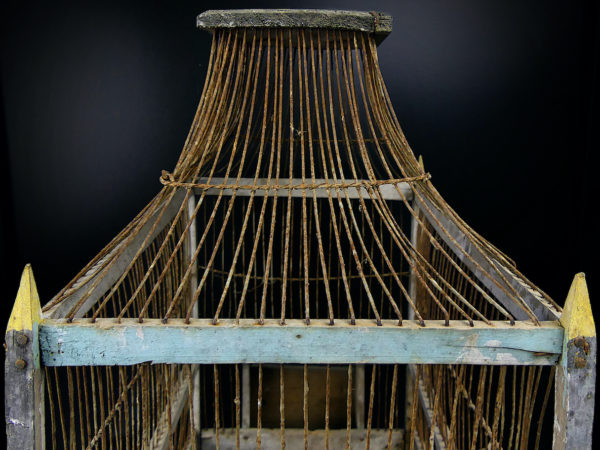 Grande cage à oiseaux ancienne fabriquée à la main en bois et fer (détail)