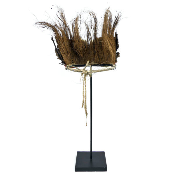 Coiffe de cérémonie Yali en plumes et fibre de coco sur socle (dos)