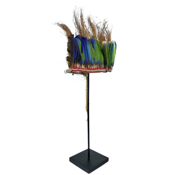 Coiffe de cérémonie Yali en plumes et fibre de coco sur socle (3/4)