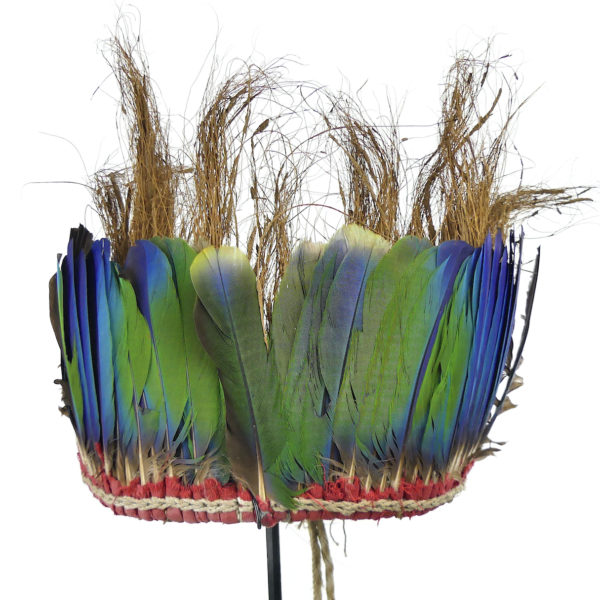 Coiffe de cérémonie Yali en plumes et fibre de coco sur socle (face)