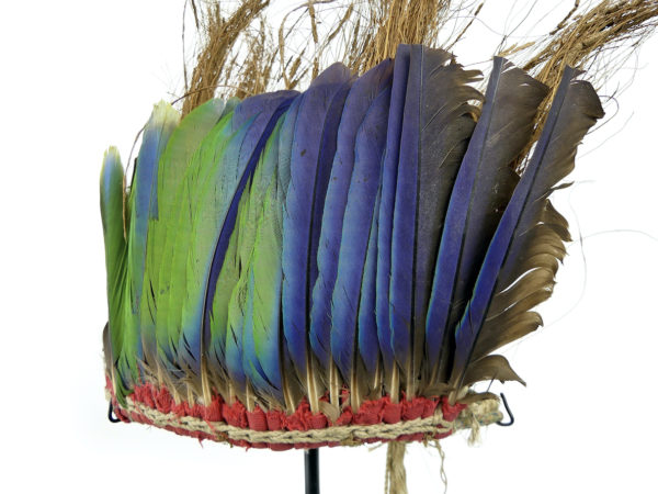 Coiffe de cérémonie Yali en plumes et fibre de coco sur socle (profil)