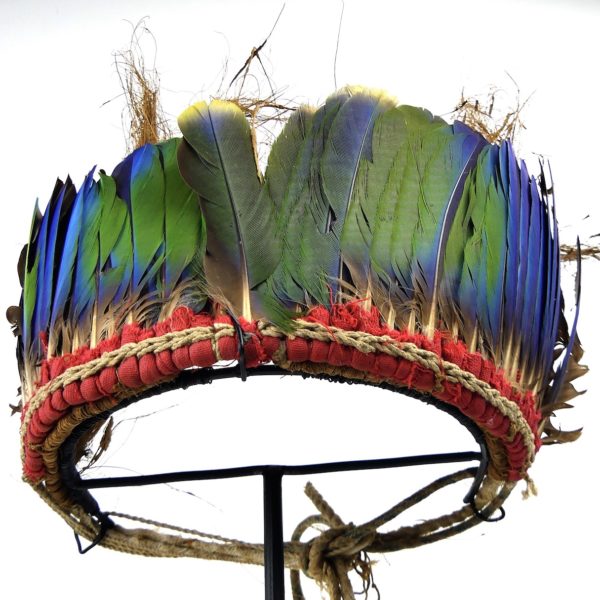 Coiffe de cérémonie Yali en plumes et fibre de coco sur socle (dessous 3/4)