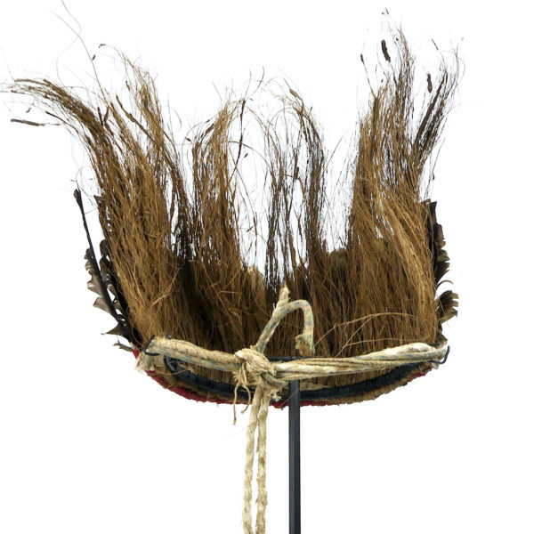 Coiffe de cérémonie Yali en plumes et fibre de coco sur socle (dos)