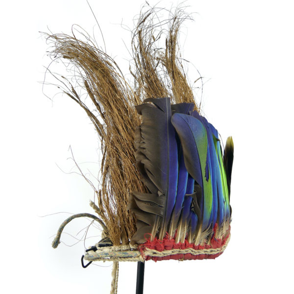 Coiffe de cérémonie Yali en plumes et fibre de coco sur socle (profil)