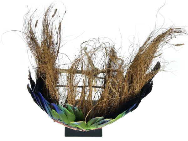 Coiffe de cérémonie Yali en plumes et fibre de coco sur socle (dessus)