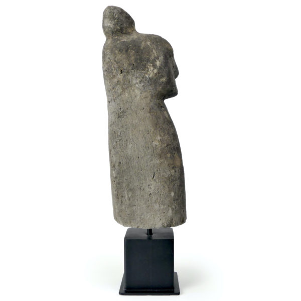 Grande statue katoda Sumba en pierre soclée Timor (profil)
