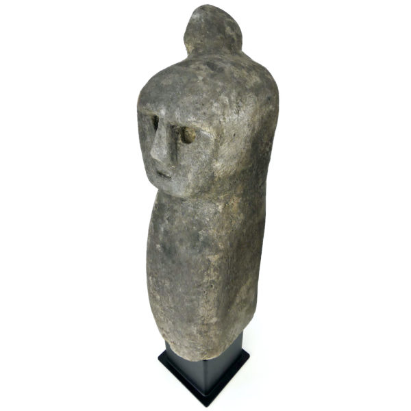 Grande statue katoda Sumba en pierre soclée Timor (dessus 3/4)