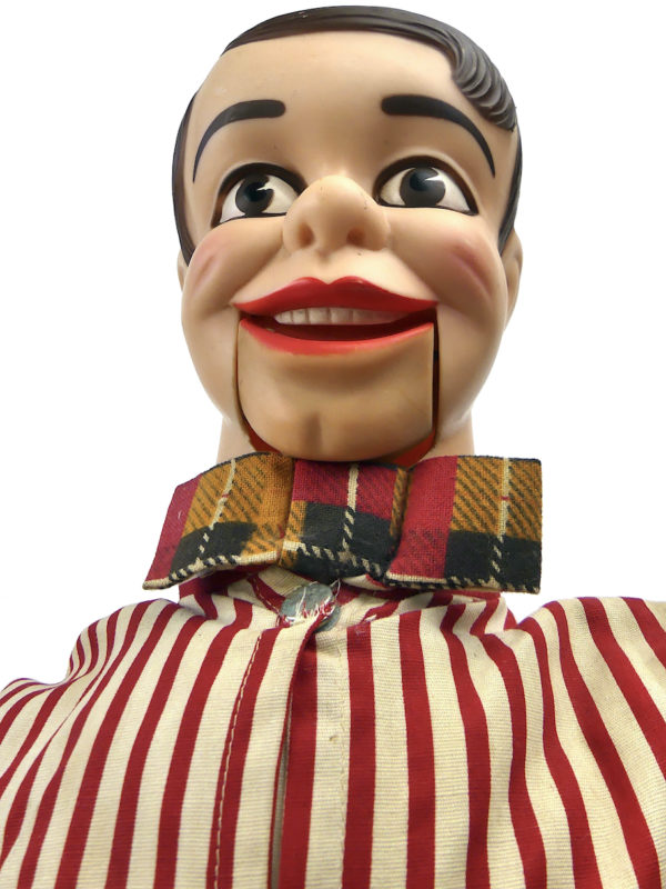 Poupée Danny O’Day marionnette de ventriloque en combinaison de baseball (détail)