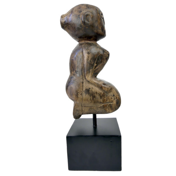 Statuette féminine indonésienne Dayak en bois de sur socle (profil)