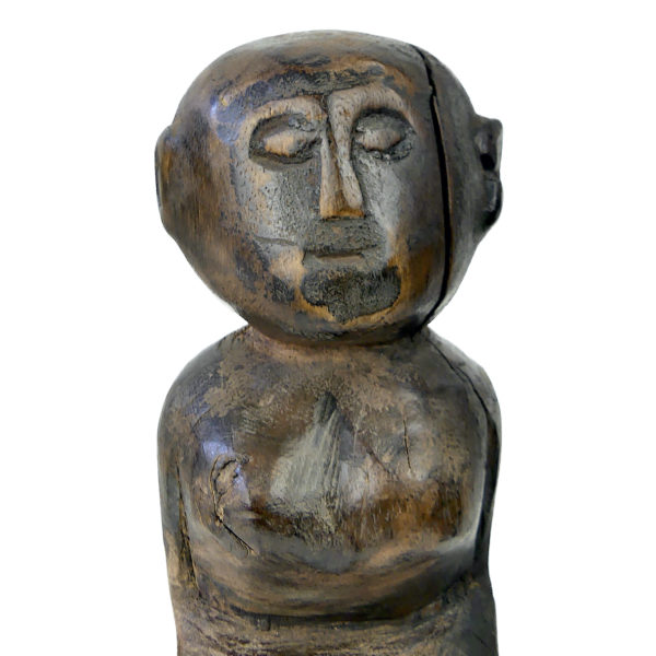 Statuette féminine indonésienne Dayak en bois de sur socle (détail)