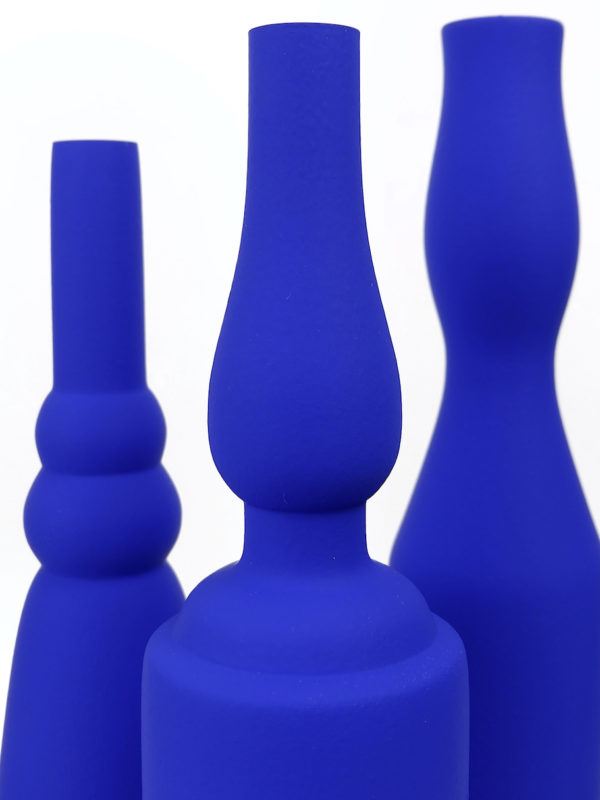 Trois vases Morandi bleu Klein IKB Design italien Collection Exclusive (détail)