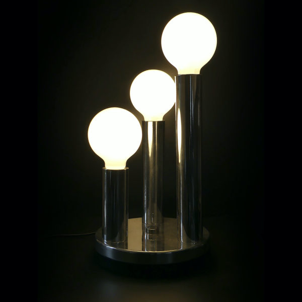 Lampe Space Age design italien en aluminium poli Années 70 (allumée)