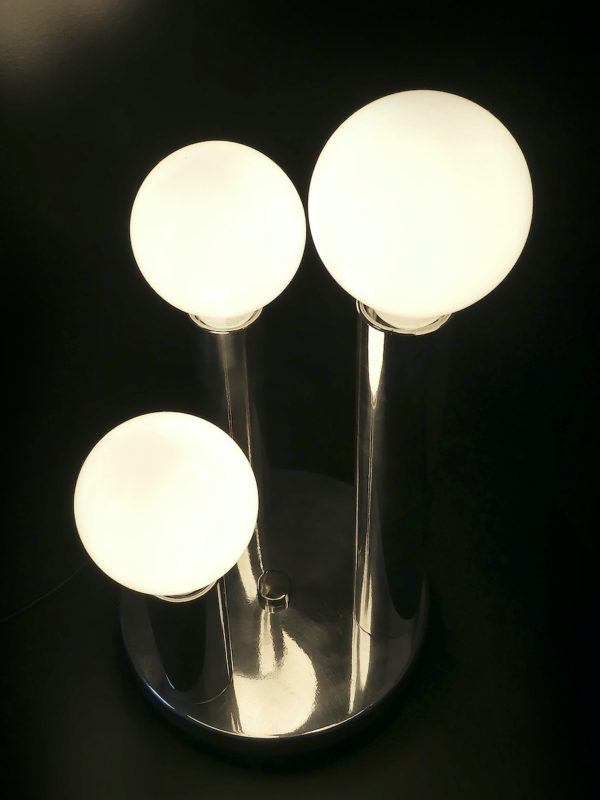 Lampe Space Age design italien en aluminium poli Années 70 (allumée dessus 3/4)