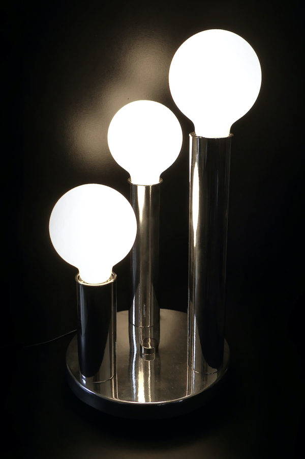 Lampe Space Age design italien en aluminium poli Années 70 (allumée)