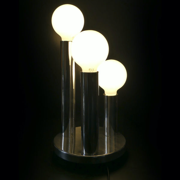 Lampe Space Age design italien en aluminium poli Années 70 (allumée)