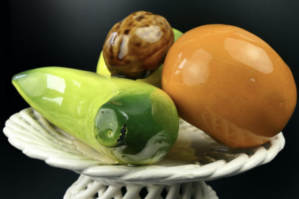 Petite corbeille à fruits en barbotine Années 60 Vallauris (détail)