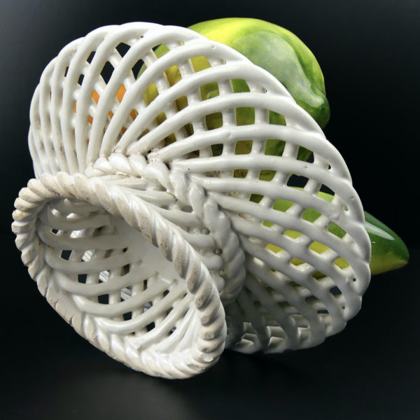 Petite corbeille à fruits en barbotine Années 60 Vallauris (dessous 3/4)