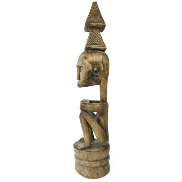 Grande statue Yene d’ancêtre en bois de l’île Florès Timor (profil)