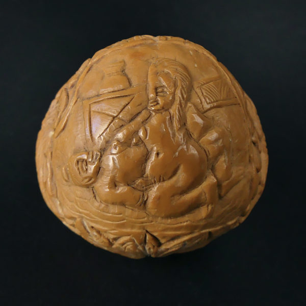 Noix de bagnard ciselée scènes érotiques décor florale XIXe Chine (face)