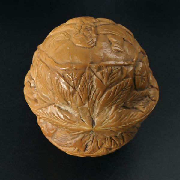 Noix de bagnard ciselée scènes érotiques décor florale XIXe Chine (dessus)