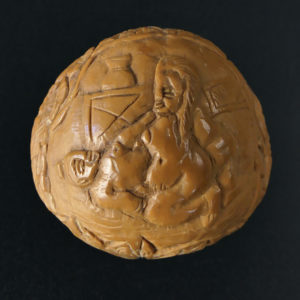 Noix de bagnard ciselée scènes érotiques décor florale XIXe Chine (face)