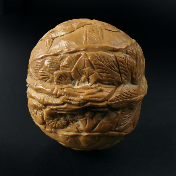 Noix de bagnard ciselée scènes érotiques décor florale XIXe Chine (profil)