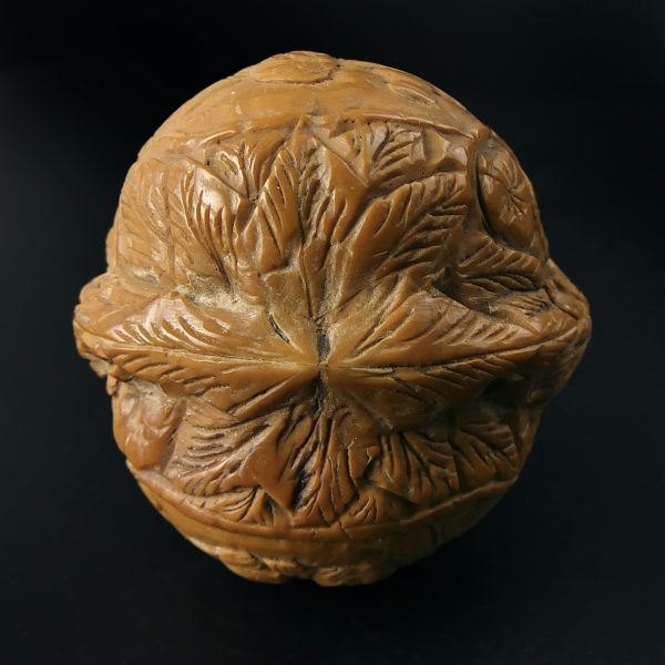 Noix de bagnard ciselée scènes érotiques décor florale XIXe Chine (dessus)