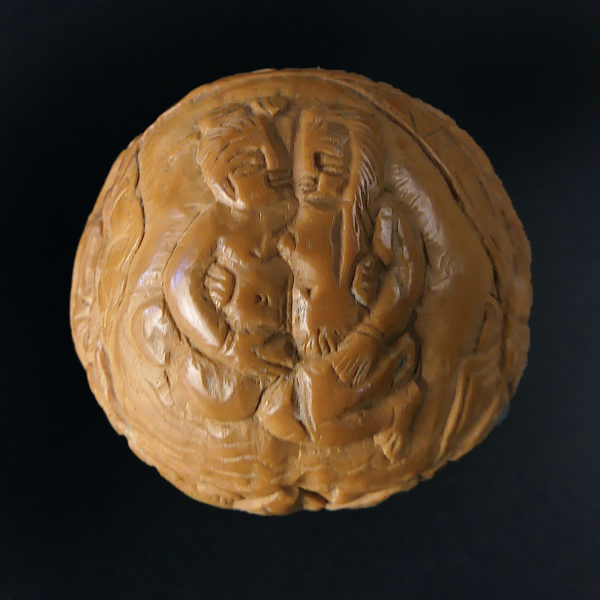 Noix de bagnard ciselée scènes érotiques décor florale XIXe Chine (face)