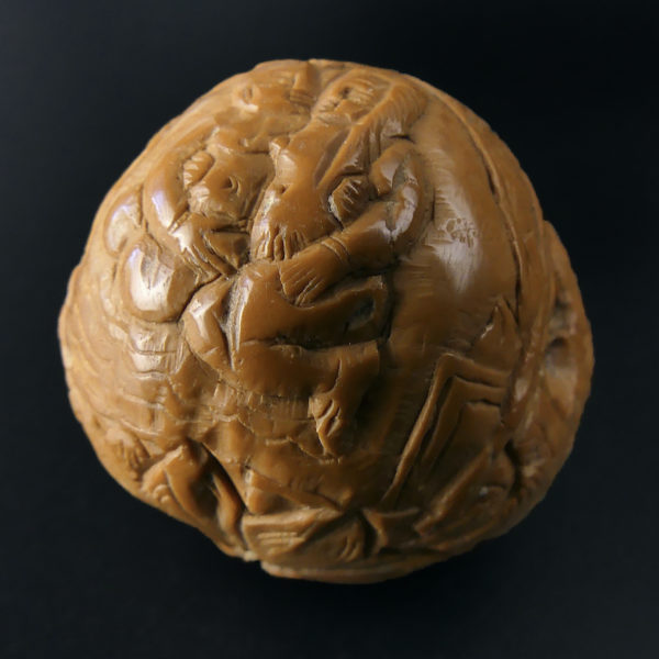 Noix de bagnard ciselée scènes érotiques décor florale XIXe Chine (3/4)