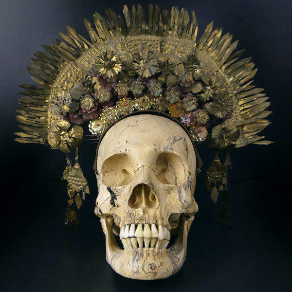 Couronne de mariée Suntiang sur crâne en bois de tamarin Bornéo (face)
