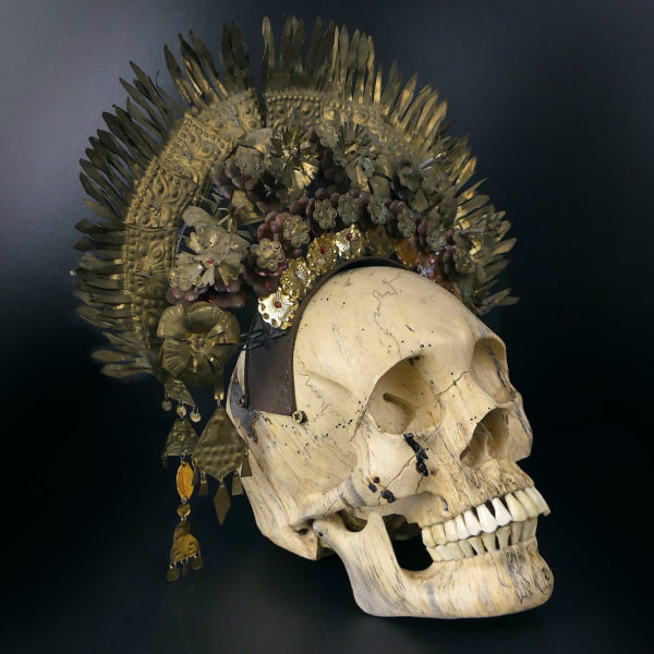 Couronne de mariée Suntiang sur crâne en bois de tamarin Bornéo (3/4)