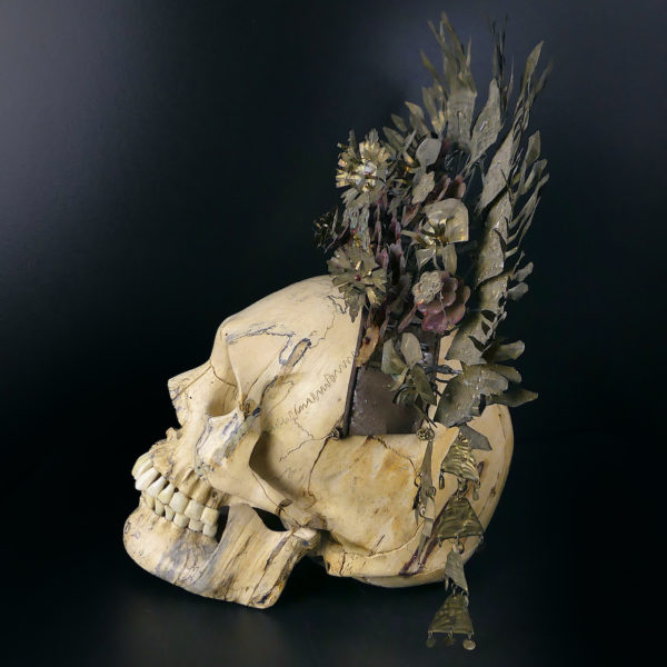 Couronne de mariée Suntiang sur crâne en bois de tamarin Bornéo (profil)