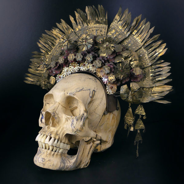 Couronne de mariée Suntiang sur crâne en bois de tamarin Bornéo (3/4)